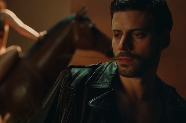 Watch: Heated Rivalry-Star machts mit schwulem Countrymusiker