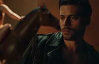 Watch: Heated Rivalry-Star machts mit schwulem Countrymusiker