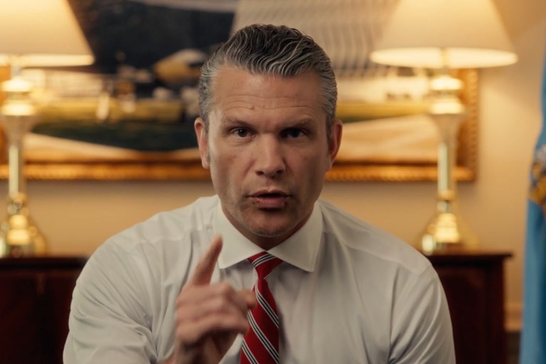 Watch: Hegseths Testosteron-Wahn wird zum Boomerang