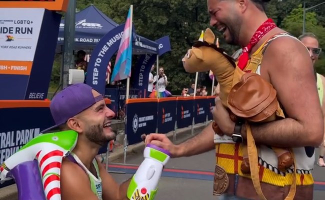 Watch: Heiratsantrag an der Ziellinie des Pride Run