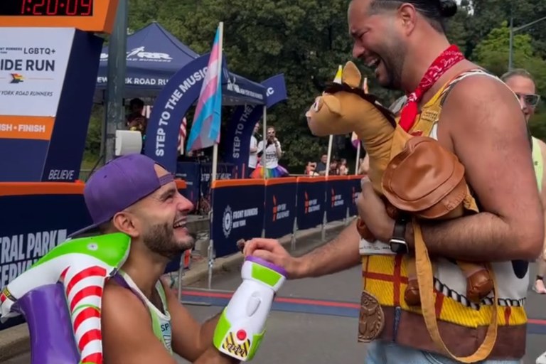 Watch: Heiratsantrag an der Ziellinie des Pride Run