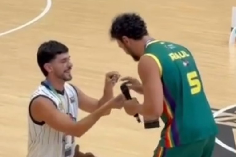 Watch: Heiratsantrag auf dem Basketball Court bei den Gay Games