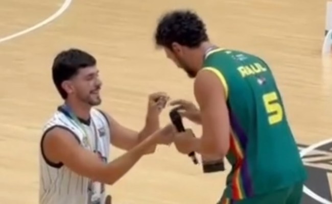 Watch: Heiratsantrag auf dem Basketball Court bei den Gay Games