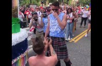 Watch: Heiratsantrag bei Capital Pride