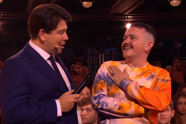 Watch: Hilarious Prank! The Batch Cook Queen zu Gast bei Michael McIntyre