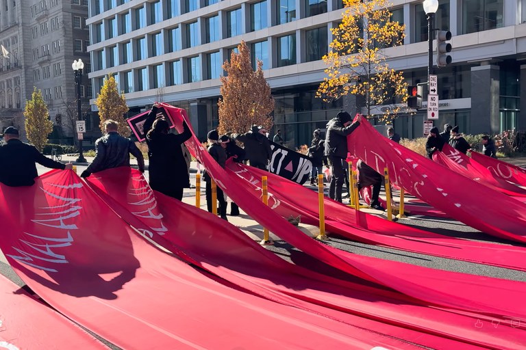 Watch: HIV-Aktivist:innen blockieren Kreuzung in der Nähe des Weissen Haus