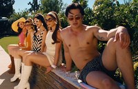 Watch: Hudson Williams wird von allen begehrt