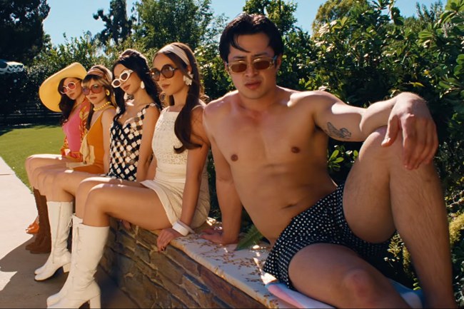 Watch: Hudson Williams wird von allen begehrt