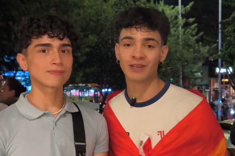 Watch: Hunderte kamen um diesen beiden Jungs den Rücken zu stärken