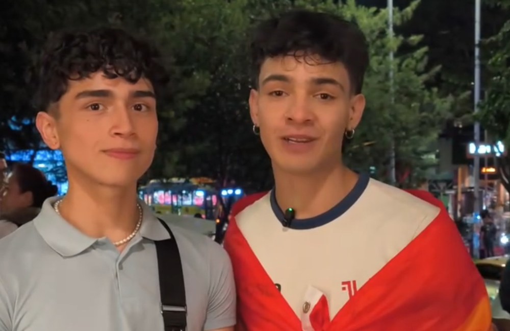 Watch: Hunderte kamen um diesen beiden Jungs den Rücken zu stärken