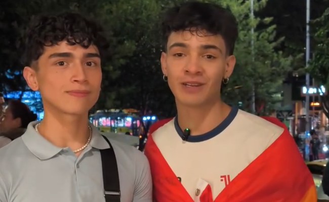 Watch: Hunderte kamen um diesen beiden Jungs den Rücken zu stärken