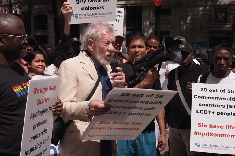 Watch: Ian McKellen führt Walk Of Shame-Demo in London an