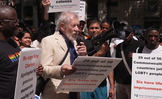 Watch: Ian McKellen führt Walk Of Shame-Demo in London an