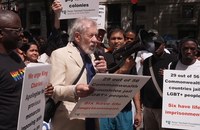 Watch: Ian McKellen führt Walk Of Shame-Demo in London an