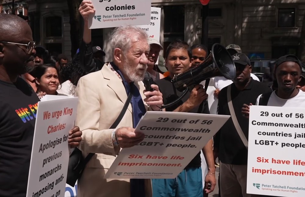 Watch: Ian McKellen führt Walk Of Shame-Demo in London an