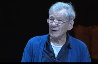 Watch: Ian McKellen liest Coming out-Brief vor