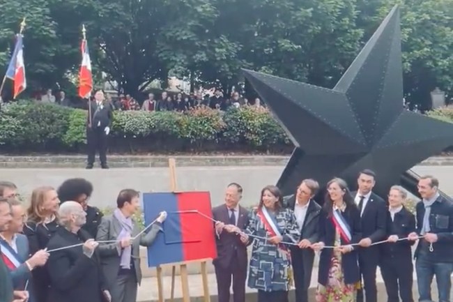 Watch: In Paris wurde ein Mahnmal für queere Opfer des Holocaust enthüllt
