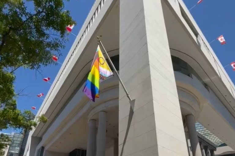 Watch: In Your Face... die kanadische Botschaft in den USA im Pride-Look