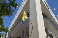 Watch: In Your Face... die kanadische Botschaft in den USA im Pride-Look