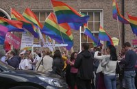 Watch: Irlands LGBTI+ organisieren Protest-Disco gegen Mike Pence-Besuch