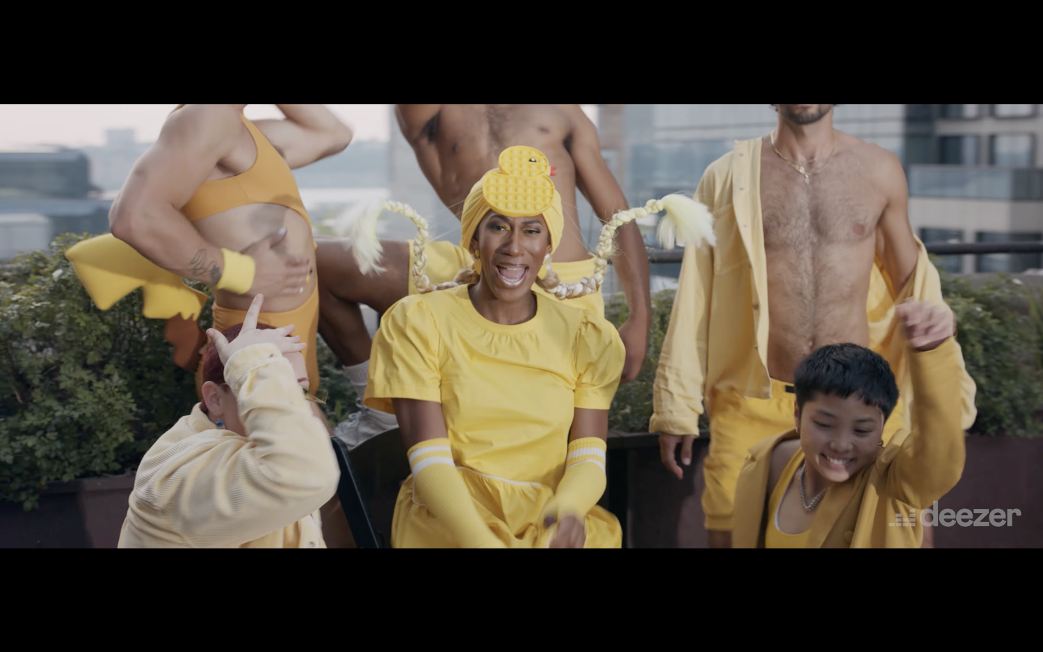Watch It's Raining Men wurde noch inklusiver — GAY.CH · Alles bleibt
