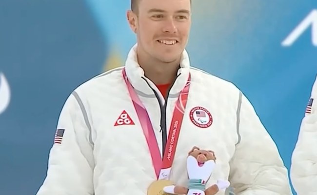 Watch: Jake Adicoff schreibt queere Olympia-Geschichte