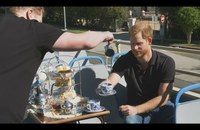 Watch: James Corden spielt den Tourguide für Prince Harry