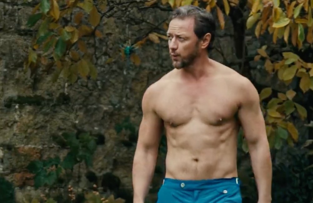 Watch: James McAvoy verwöhnt Gays & Girls mit tight Shorts