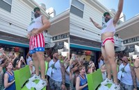 Watch: Jason Kelce' Strip für den guten Zweck geht viral