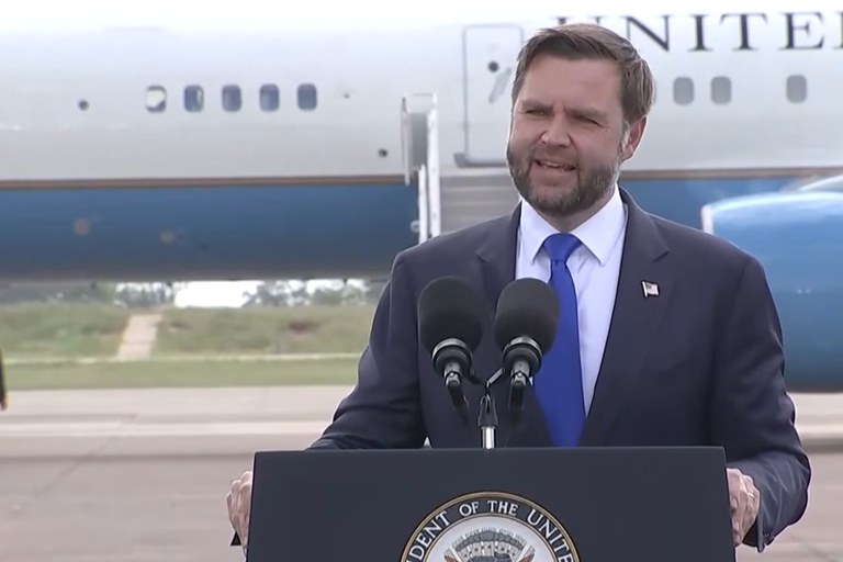 Watch: JD Vance und seine LGBTI+ feindliche Hasstirade in Texas