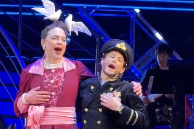 Watch: Jim Parsons und Arianas Bruder Frankie Grande spielen in Titanique