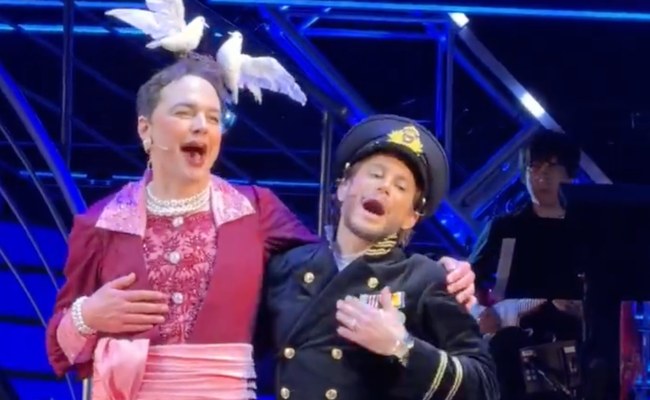 Watch: Jim Parsons und Arianas Bruder Frankie Grande spielen in Titanique