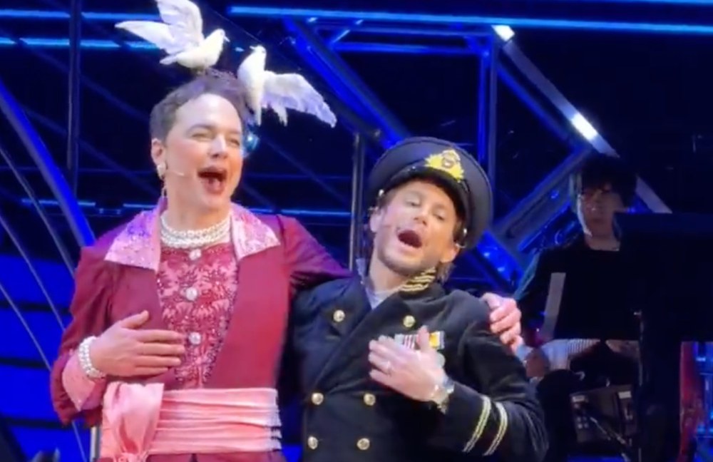 Watch: Jim Parsons und Arianas Bruder Frankie Grande spielen in Titanique