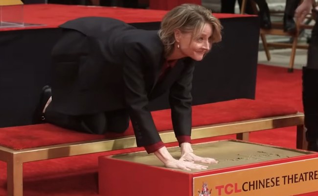 Watch: Jodie Foster hat ihren Fuss- und Handabdruck beim Chinese Theatre hinterlassen