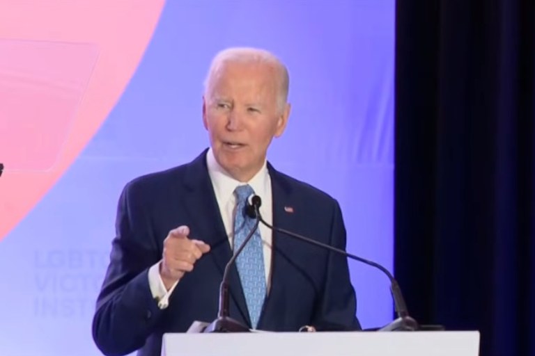 Watch: Joe Biden spricht an LGBTI+ Leaders Conference und warnt vor MAGA