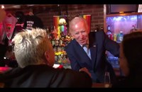 Watch: Joe Biden zahlt eine Runde im Stonewall Inn