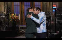 Watch: John und Pete küssen bei SNL