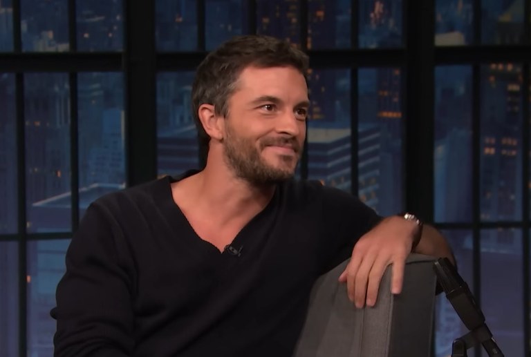 Watch: Jonathan Bailey & die Wahl der P*n*sprothese