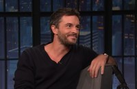 Watch: Jonathan Bailey & die Wahl der P*n*sprothese