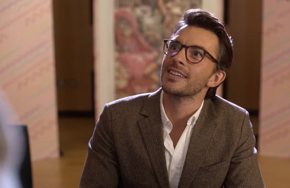 Watch: Jonathan Bailey schreibt sexy Geschichte...