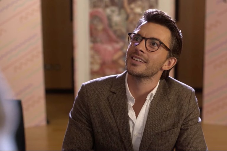 Watch: Jonathan Bailey schreibt sexy Geschichte...