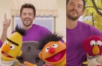 Watch: Jonathan Bailey trifft Ernie & Bert