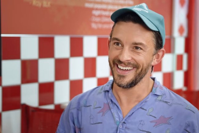 Watch: Jonathan Bailey über ass-less Chaps, sein Hund und sein Beziehungsstatus