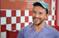 Watch: Jonathan Bailey über ass-less Chaps, sein Hund und sein Beziehungsstatus