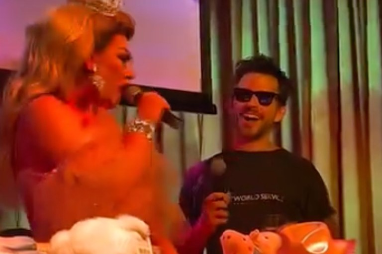 Watch: Jonathan Bailey überrascht mit Besuch bei Wicked-Bingay