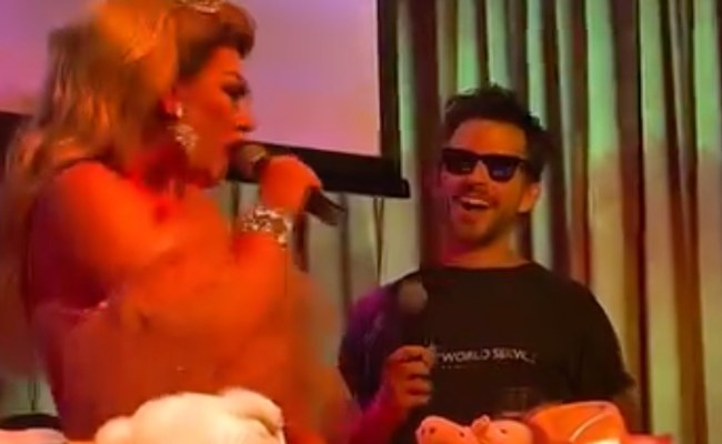 Watch: Jonathan Bailey überrascht mit Besuch bei Wicked-Bingay