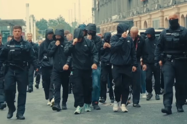 Watch: Jung, männlich, rechtsextrem - Hass und Radikalisierung