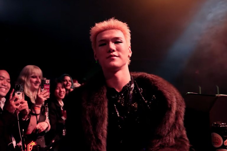 Watch: K-Pop-Star hat Coming Out live auf der Bühne... und dankt Lady Gaga!