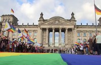 Watch: Kampf gegen Regenbogenfahnen und Vielfalt