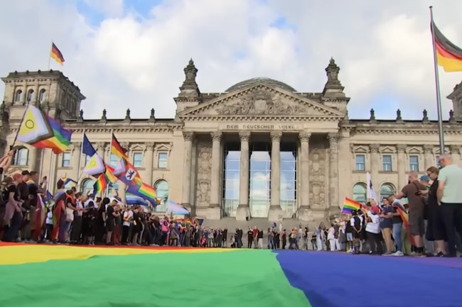 Watch: Kampf gegen Regenbogenfahnen und Vielfalt